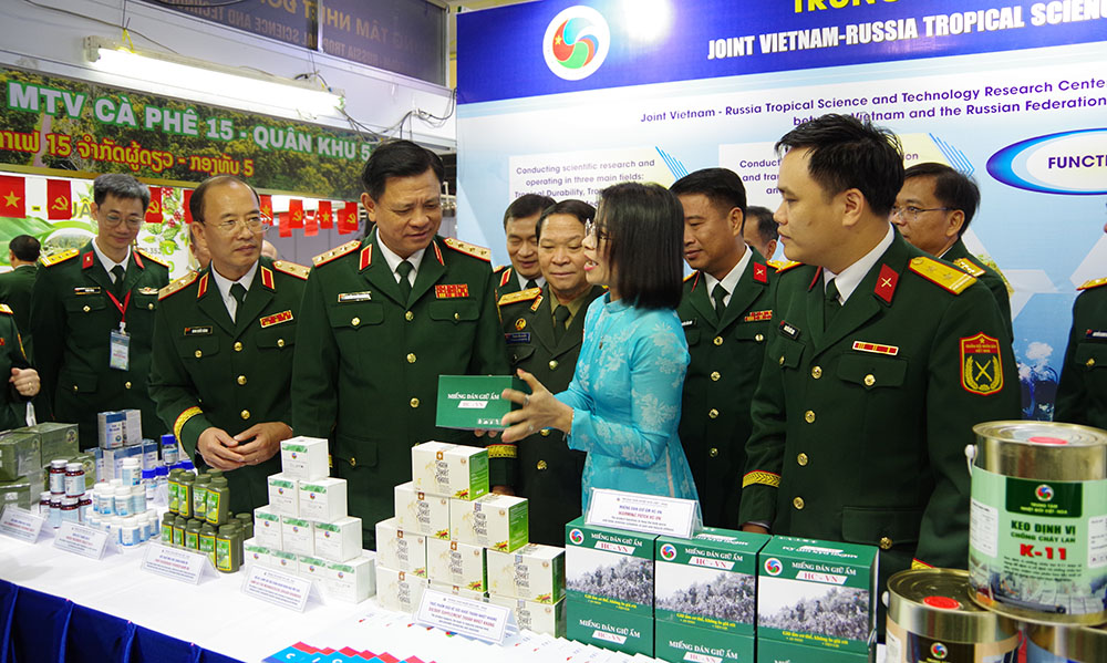 Trung tâm Nhiệt đới Việt - Nga tham gia Hội chợ kết nối giao thương Việt Nam - Lào